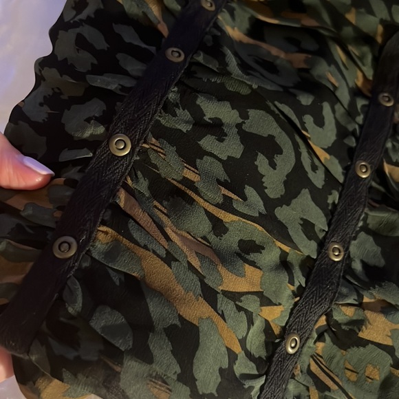 Forever 21 *TWIST* army camalfloge light weight polyester skirt - Picture 3 of 3